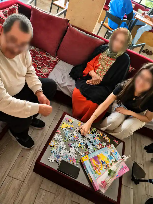 Jeux calmes au salon